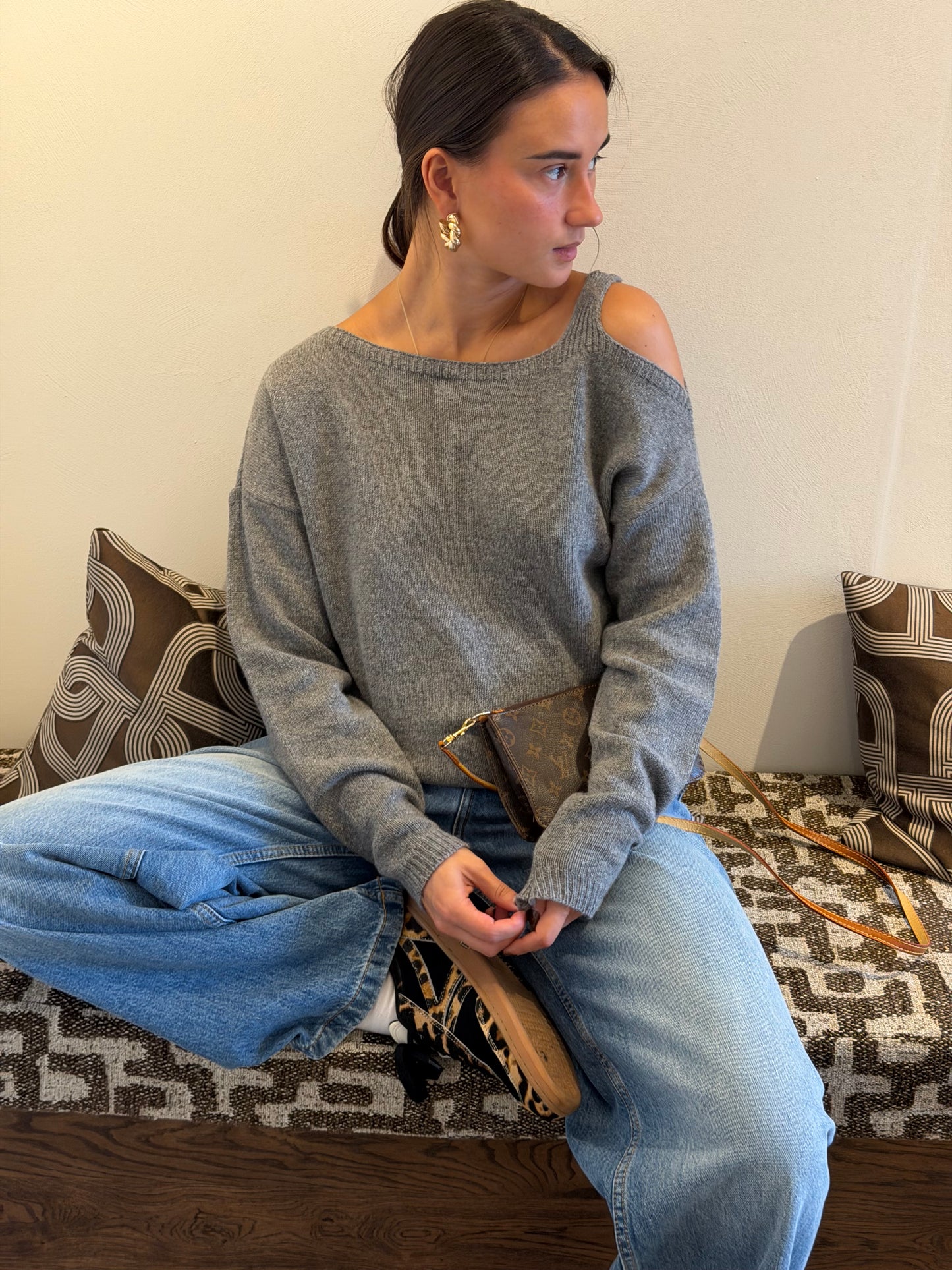 Cashmere blend off shoulder knit grey