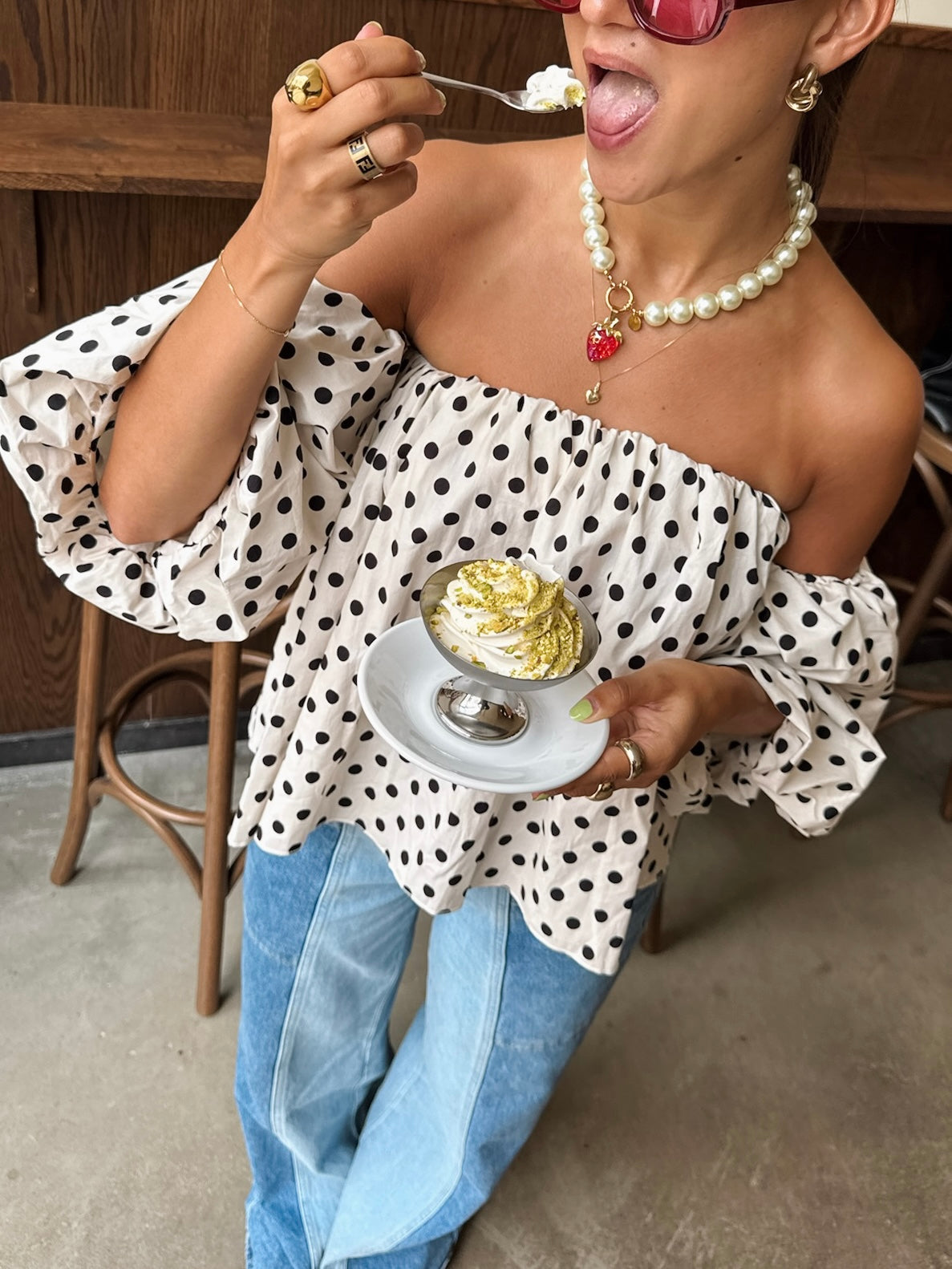 Dots off shoulder top wit - pre order