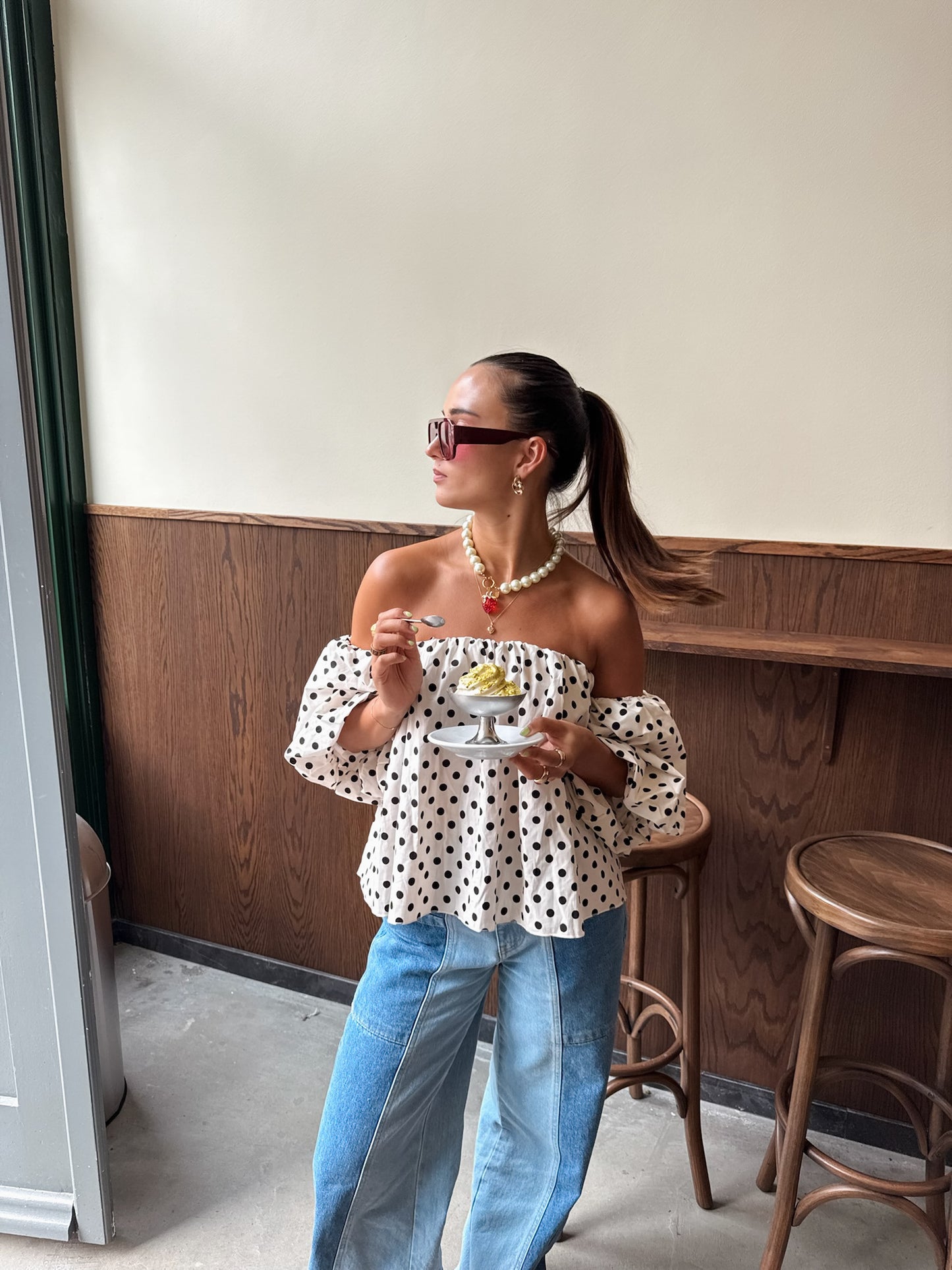 Dots off shoulder top wit - pre order